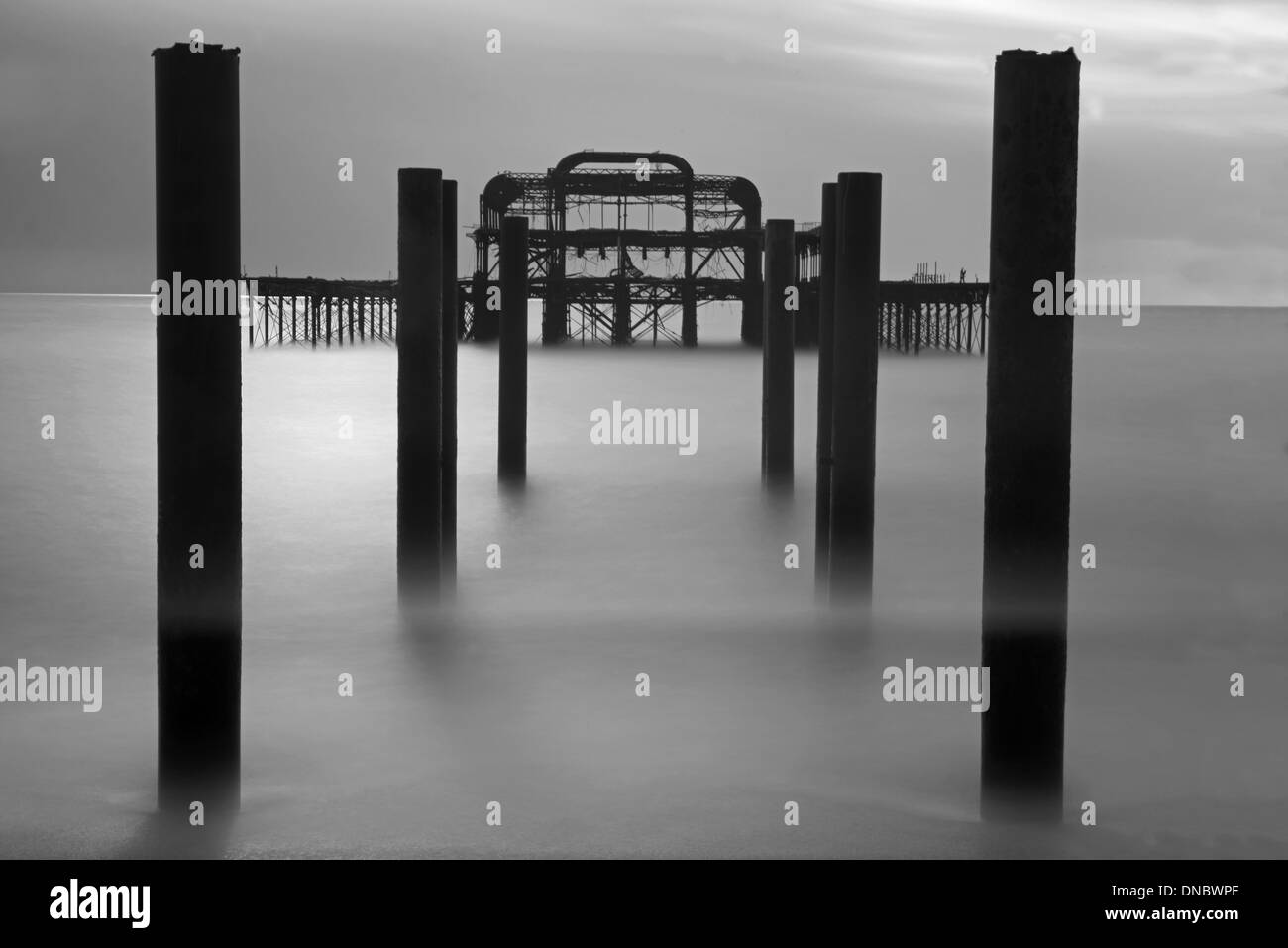 Le reste de la jetée Ouest, Hove, East Sussex, Angleterre, Royaume-Uni.( noir et blanc) Banque D'Images