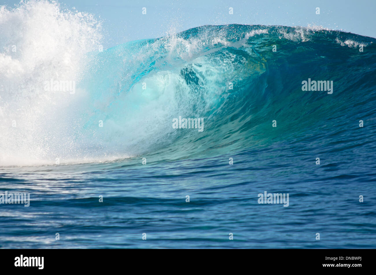 Une grosse vague se vaporiser dans l'océan Pacifique. Banque D'Images
