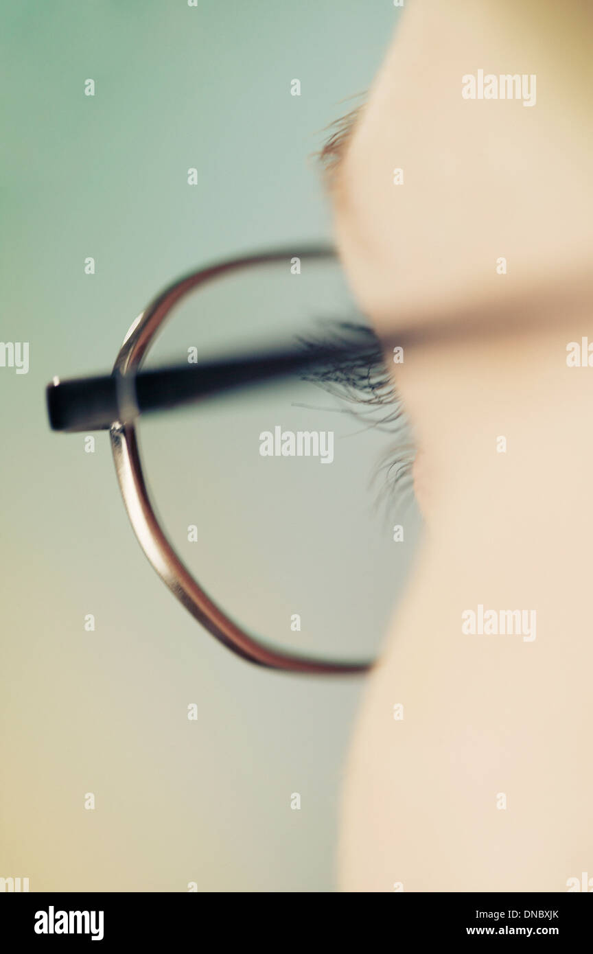 Une femme portant des lunettes Banque D'Images