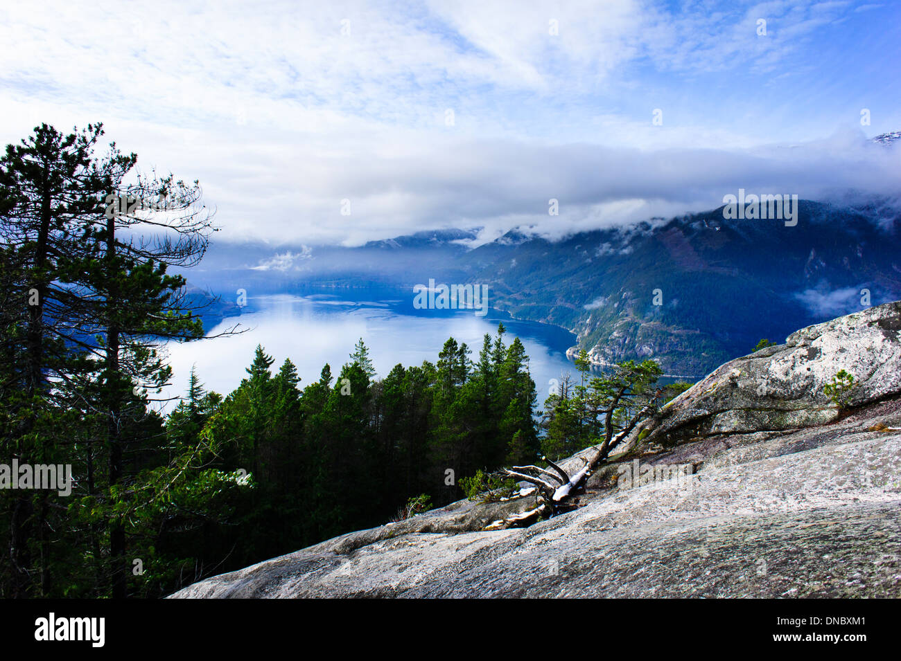 Vue sur la baie Howe Stawamus Chief de premier pic. Parc provincial Stawamus Chief, British Columbia, Canada. Banque D'Images