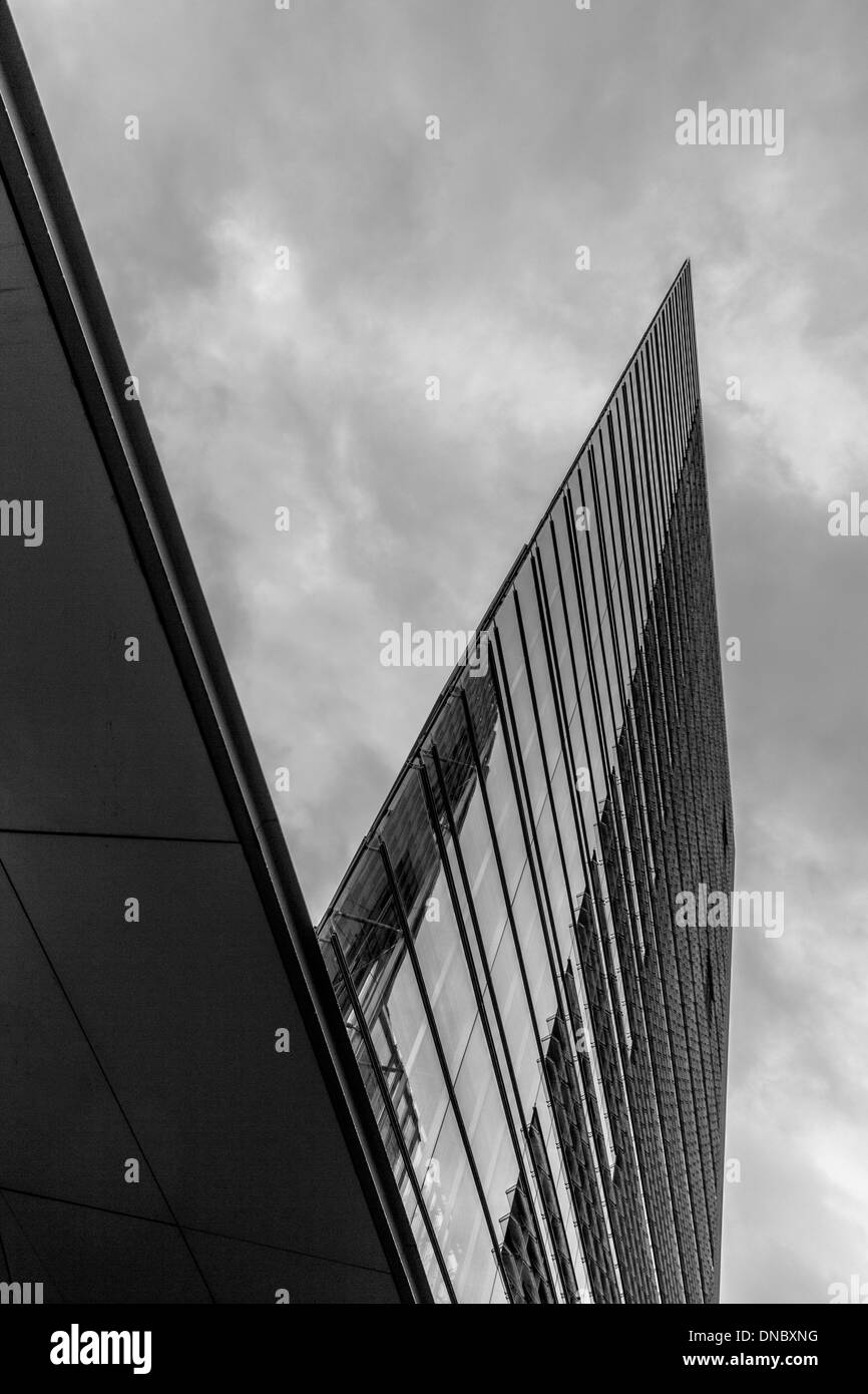 Immeuble de bureaux de grande hauteur à un angle pointu photographié en monochrome Banque D'Images