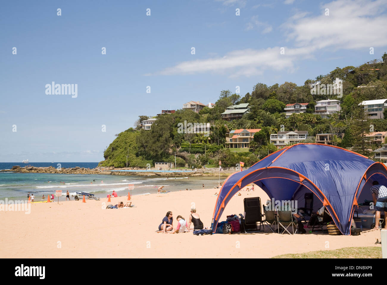 Des gens sous une tente ombragée à Palm Beach, Sydney.Australia Banque D'Images