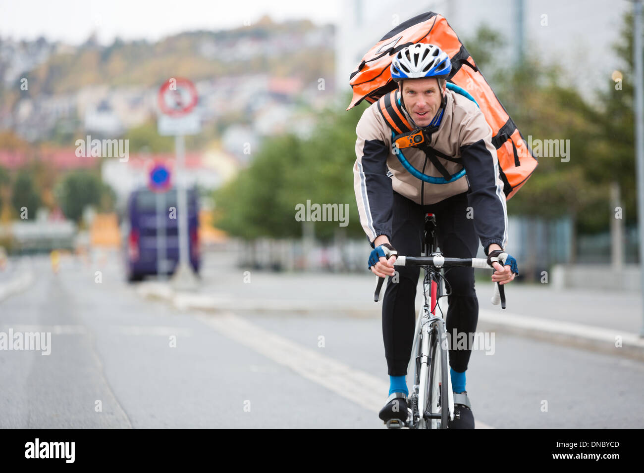 Bike Courier on City Street Banque D'Images