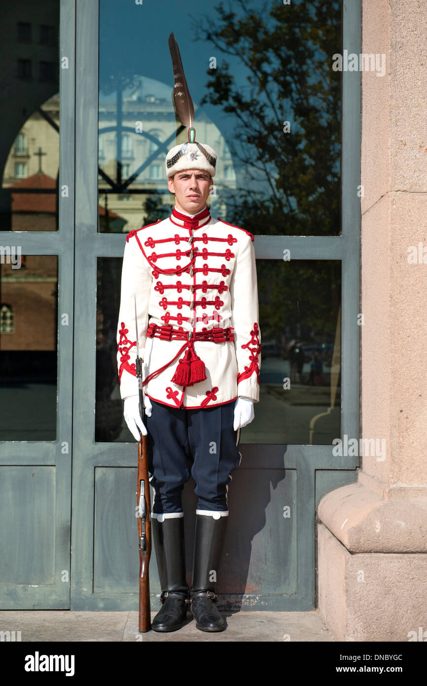 La garde devant le bureau du président bulgare à Sofia, capitale de la Bulgarie. Banque D'Images