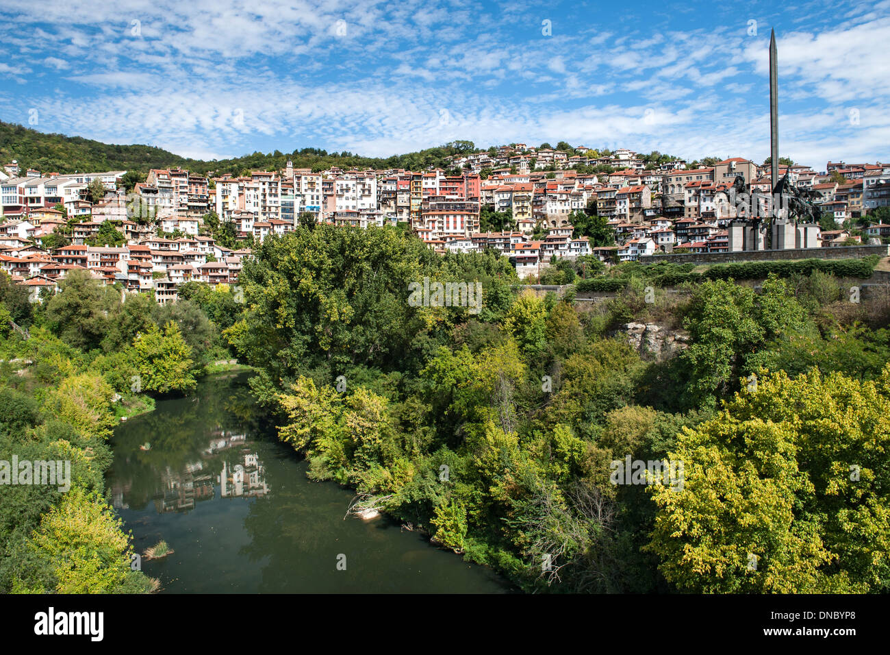 Vue sur la rivière Yantra et maisons de la ville de Veliko Tarnovo en Bulgarie. Banque D'Images