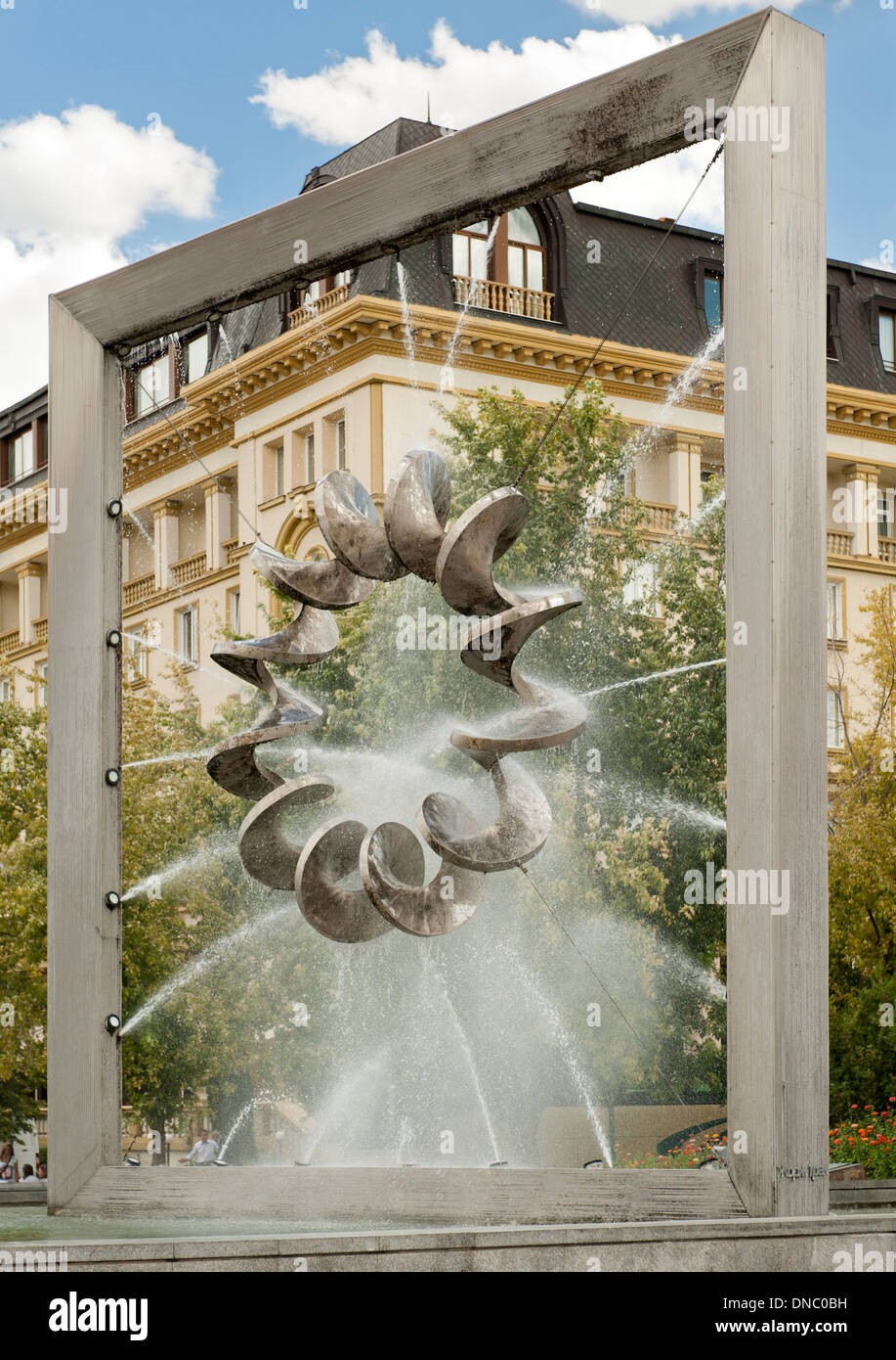 Sculpture en spirale et fontaine de la place centrale de Plovdiv, la deuxième ville de Bulgarie. Banque D'Images