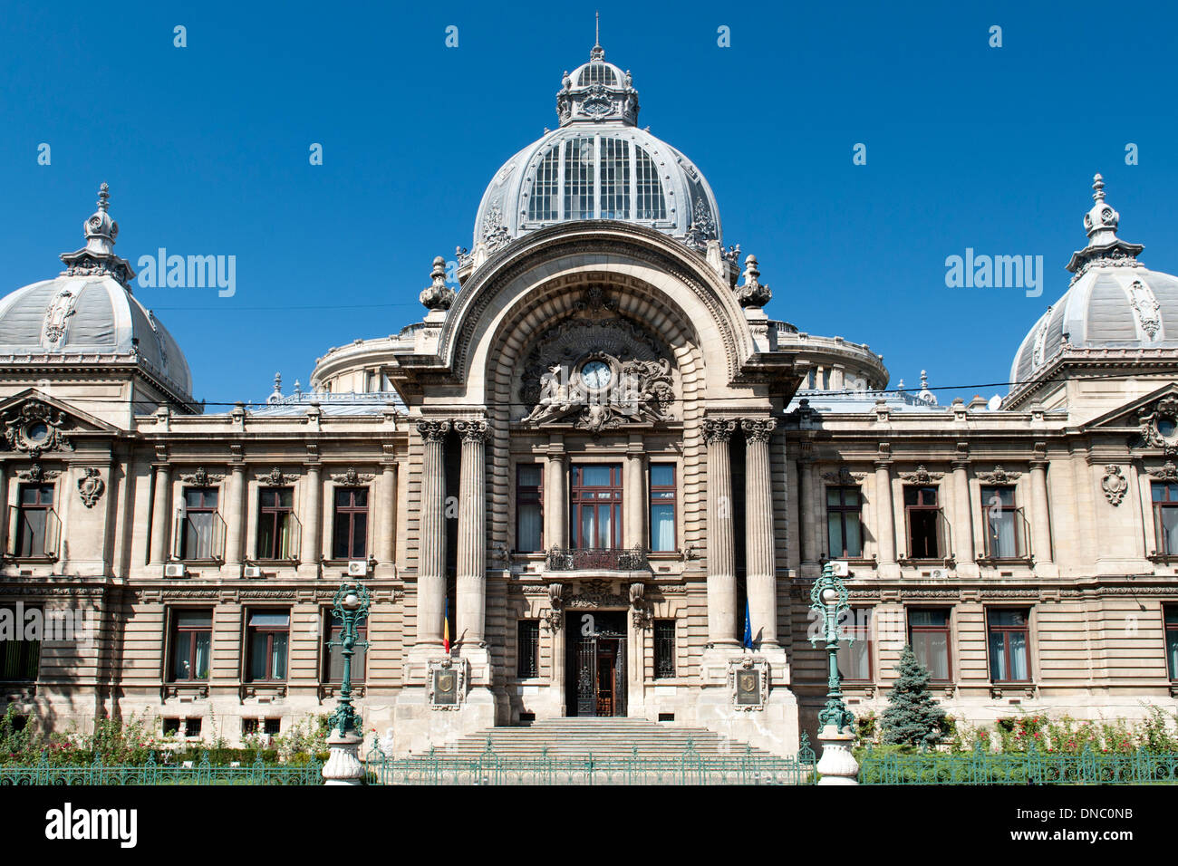 Palais de la CCE à Bucarest, la capitale de la Roumanie. Il a été construit en 1900 et est le siège de la caisse d'épargne nationale C.E.C. Banque D'Images