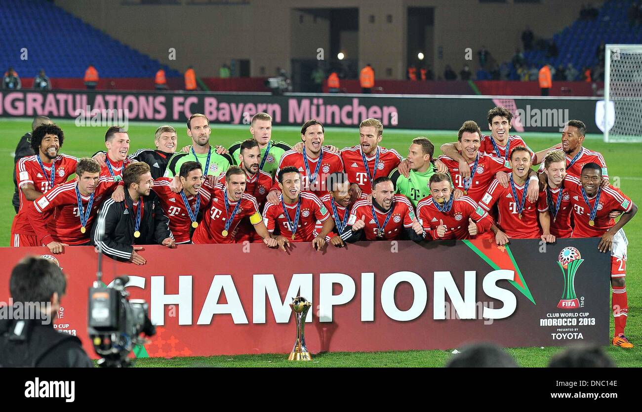 Marrakech, Maroc. Dec 21, 2013. Les joueurs du Bayern de Munich, célèbrent leur victoire après avoir remporté la Coupe du Monde des Clubs de la FIFA 2013 match final contre le Raja Casablanca à Marrakech, Maroc, 21 décembre 2013. Bayern a gagné 2-0. Credit : Liu Dawei/Xinhua/Alamy Live News Banque D'Images