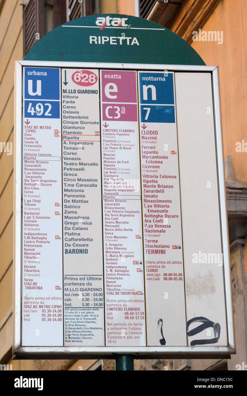 Panneau d'arrêt de bus à Rome avec plusieurs bus énumérés, Rome, Latium, Italie Banque D'Images