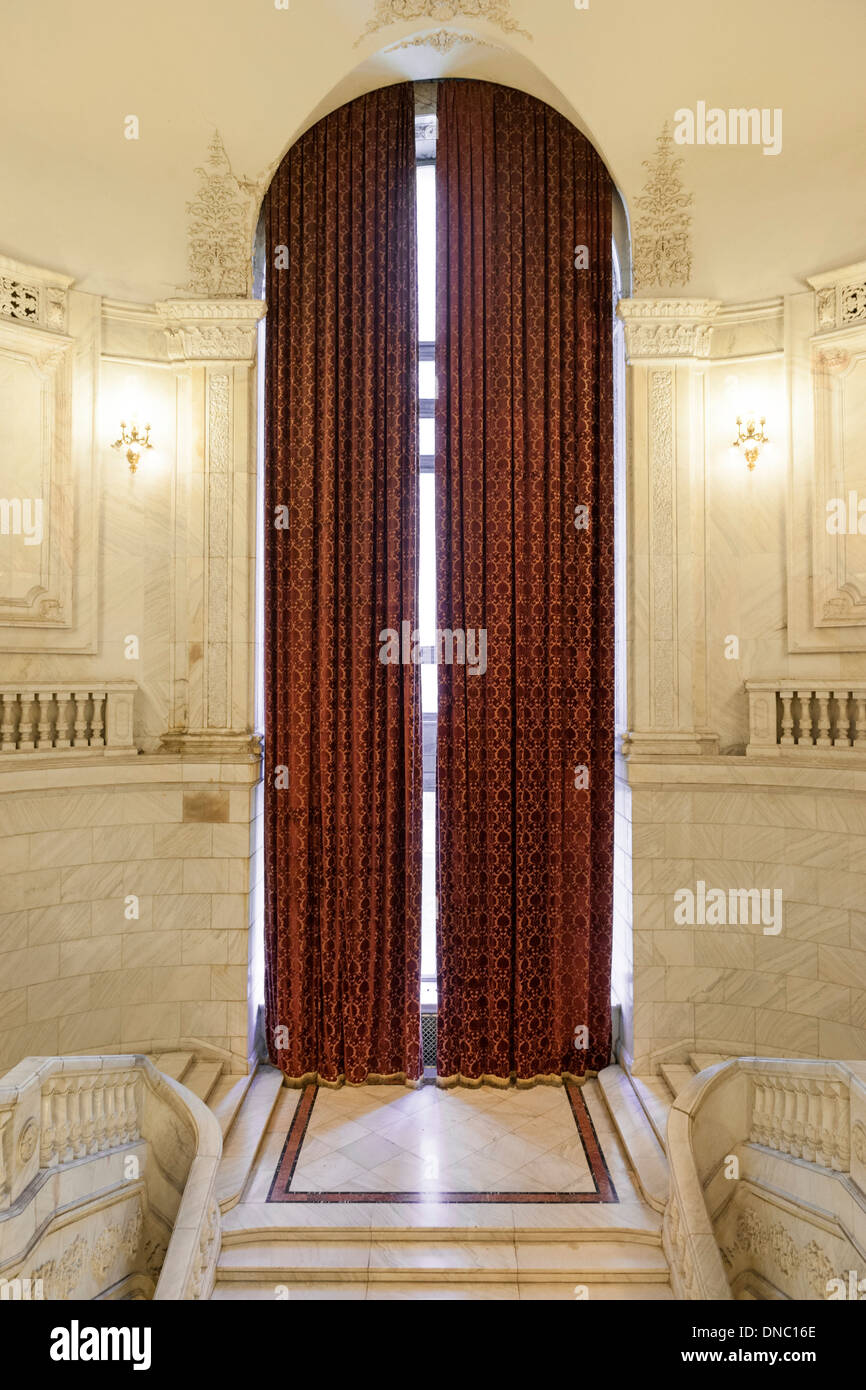 Le plus haut des rideaux dans le monde dans le Palais du Parlement à Bucarest, la capitale de la Roumanie. Banque D'Images