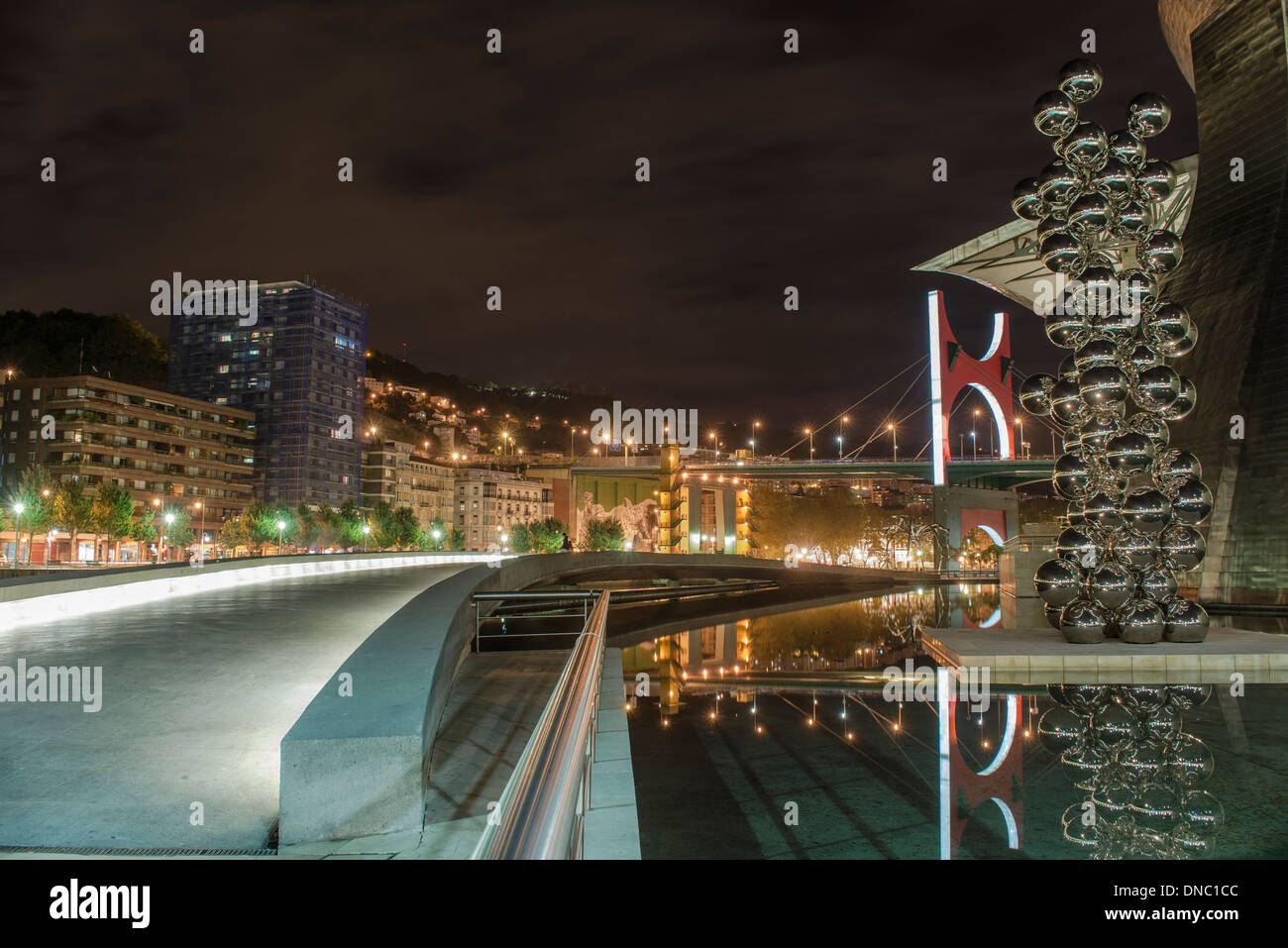 Musée Guggenheim de Bilbao Musée d'Art de nuit, Gascogne, Pays Basque, Espagne Banque D'Images