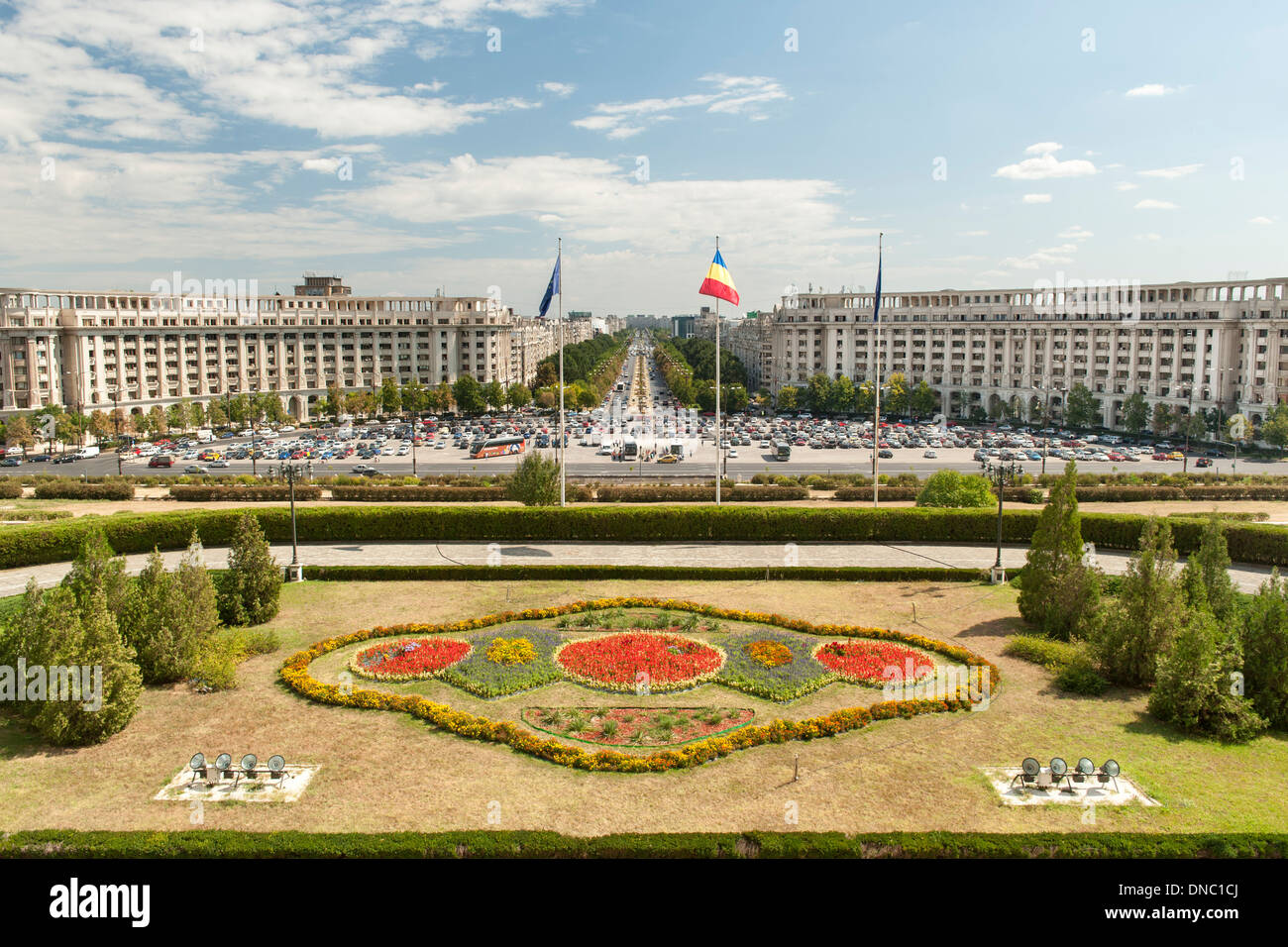 Vue de l'Unification Boulevard depuis le balcon du Palais du Parlement à Bucarest, la capitale de la Roumanie. Banque D'Images