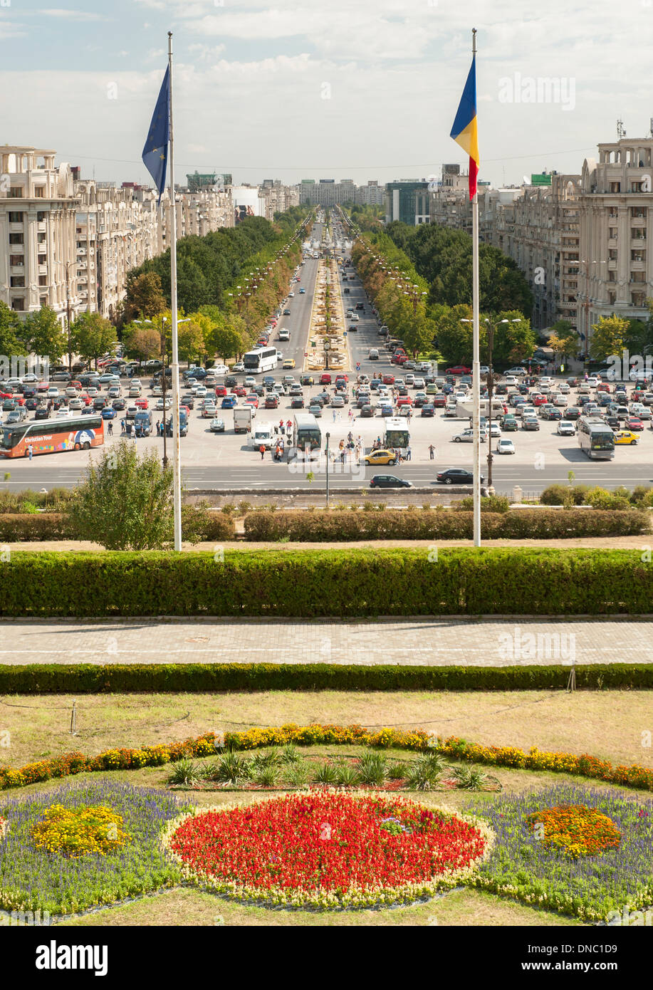 Vue de l'Unification Boulevard depuis le balcon du Palais du Parlement à Bucarest, la capitale de la Roumanie. Banque D'Images