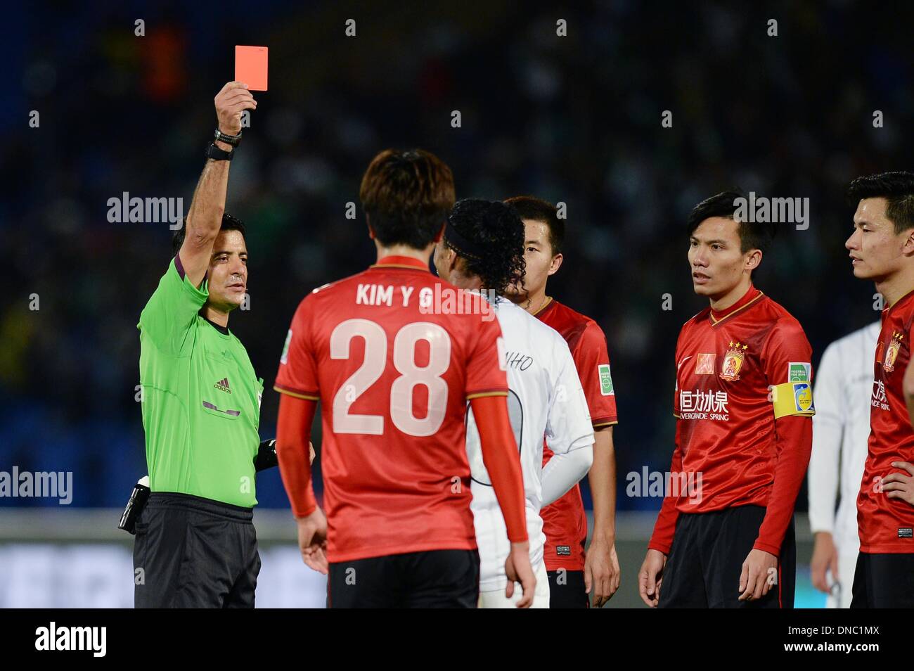 Marrakech, Maroc. Dec 21, 2013. Ronaldinho (L3) du Brésil reçoit un carton  rouge au cours de la 3ème place match contre la Chine Guangzhou Evergrande  lors de la Coupe du Monde des