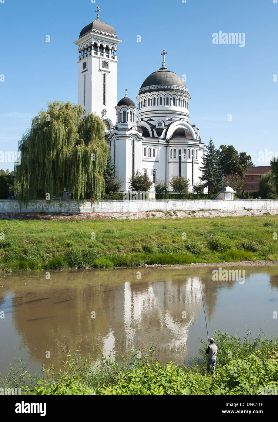 L'église Holy Trinity La Târnava Mare sur le fleuve dans la région de Transylvanie à Sighișoara du centre de la Roumanie. Banque D'Images