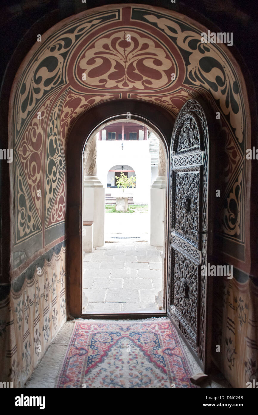 Portail de l'ancienne église (Biserica Veche) au monastère de Sinaia dans de Prahova, Roumanie. Banque D'Images