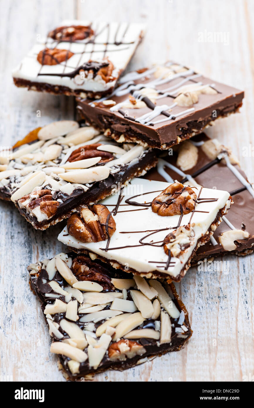 Un assortiment de morceaux d'écorce chocolat caramel pour dessert sucré Banque D'Images