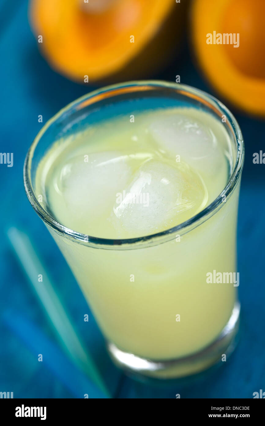 Crème de liqueur péruvienne lucuma fruits servis dans le verre avec des glaçons. Banque D'Images