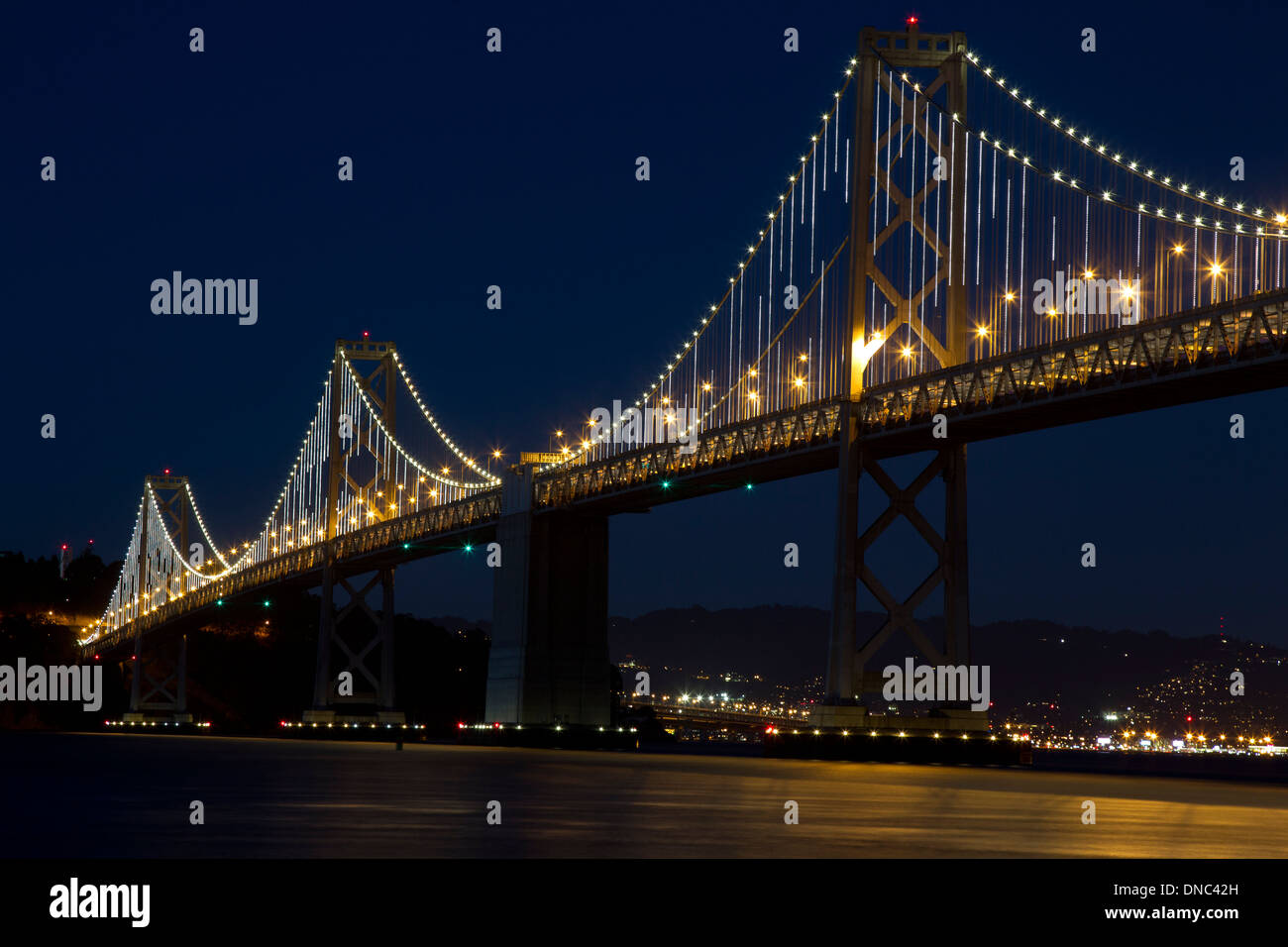 Lumières du pont de la baie d'Oakland la nuit Banque D'Images