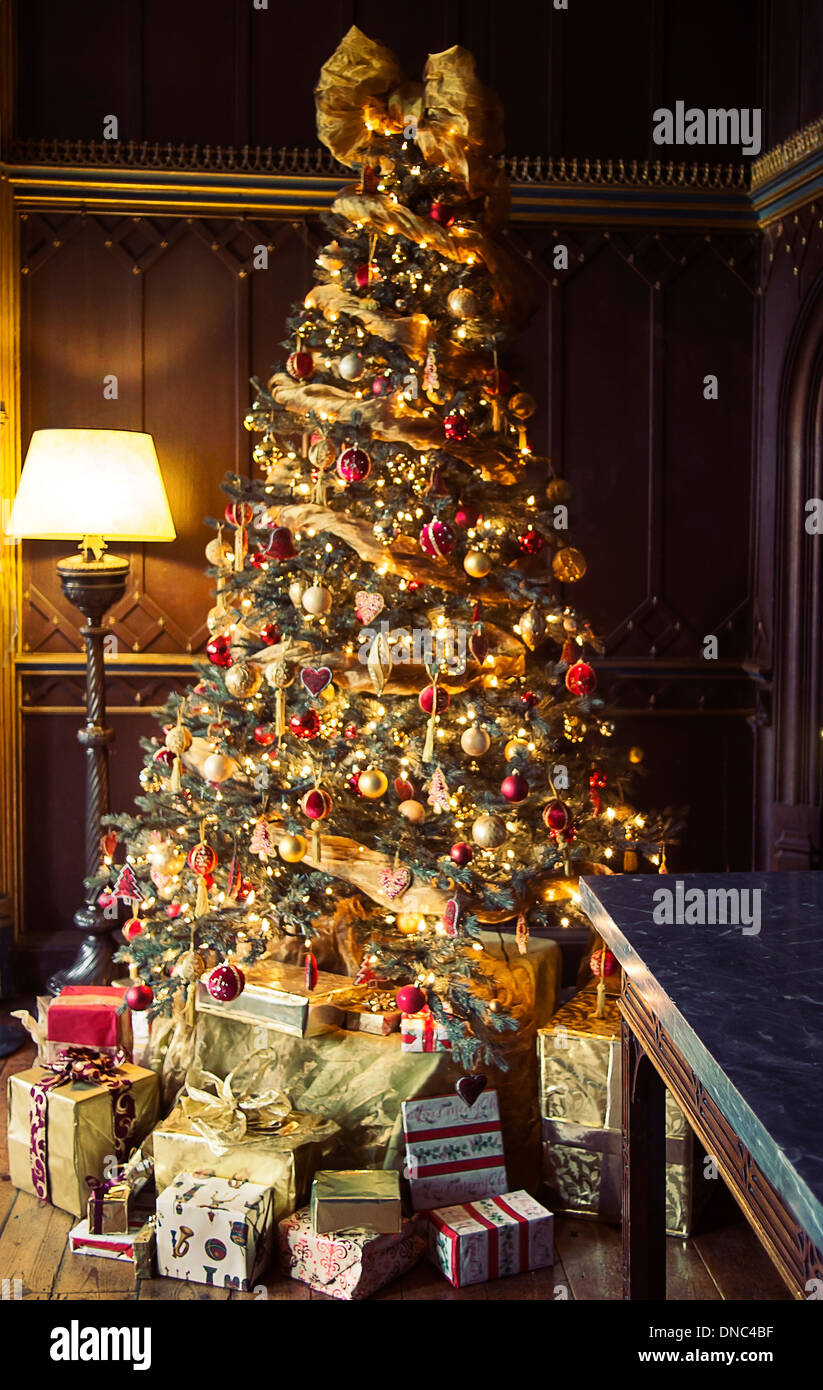 Arbre de Noël dans une maison de campagne anglaise Banque D'Images