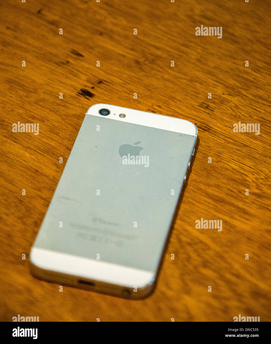Apple iphone 5 Blanc sur la table Banque D'Images