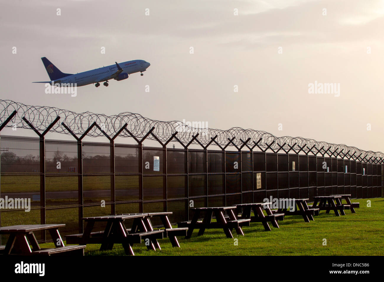 Boeing 737 d'Egypt Air 800 décolle pendant le coucher du soleil Banque D'Images