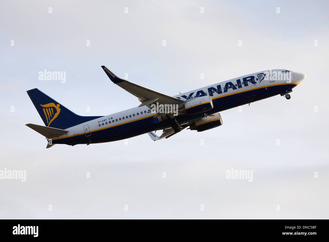 Boeing 737 800 Ryanair décolle pendant le coucher du soleil Banque D'Images