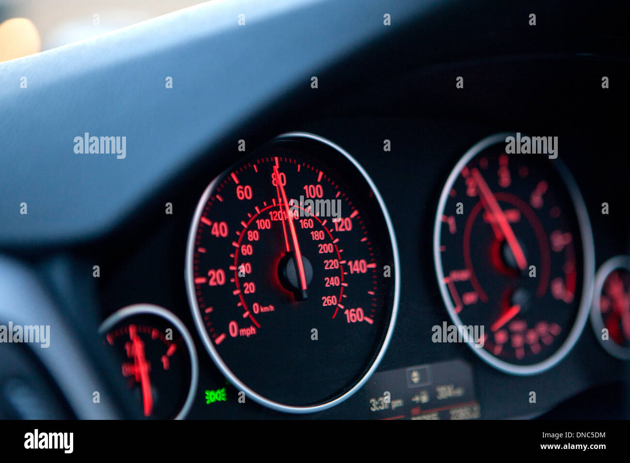 Gros plan de l'BMW Série 3 F30 speedo planche de bord Banque D'Images