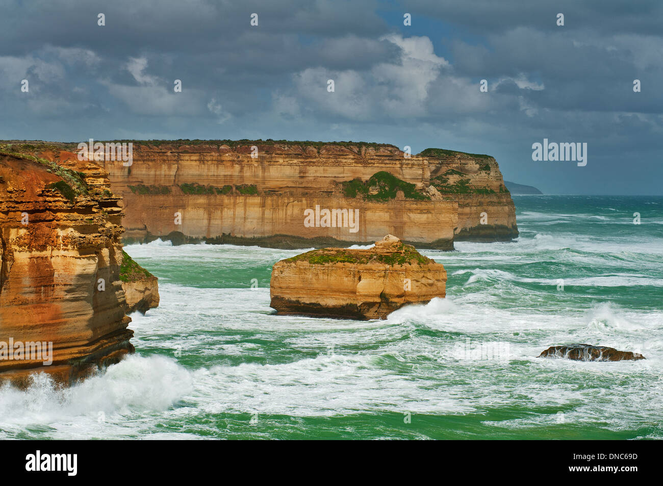De hautes falaises bravant les éléments à Port Campbell National Park. Banque D'Images