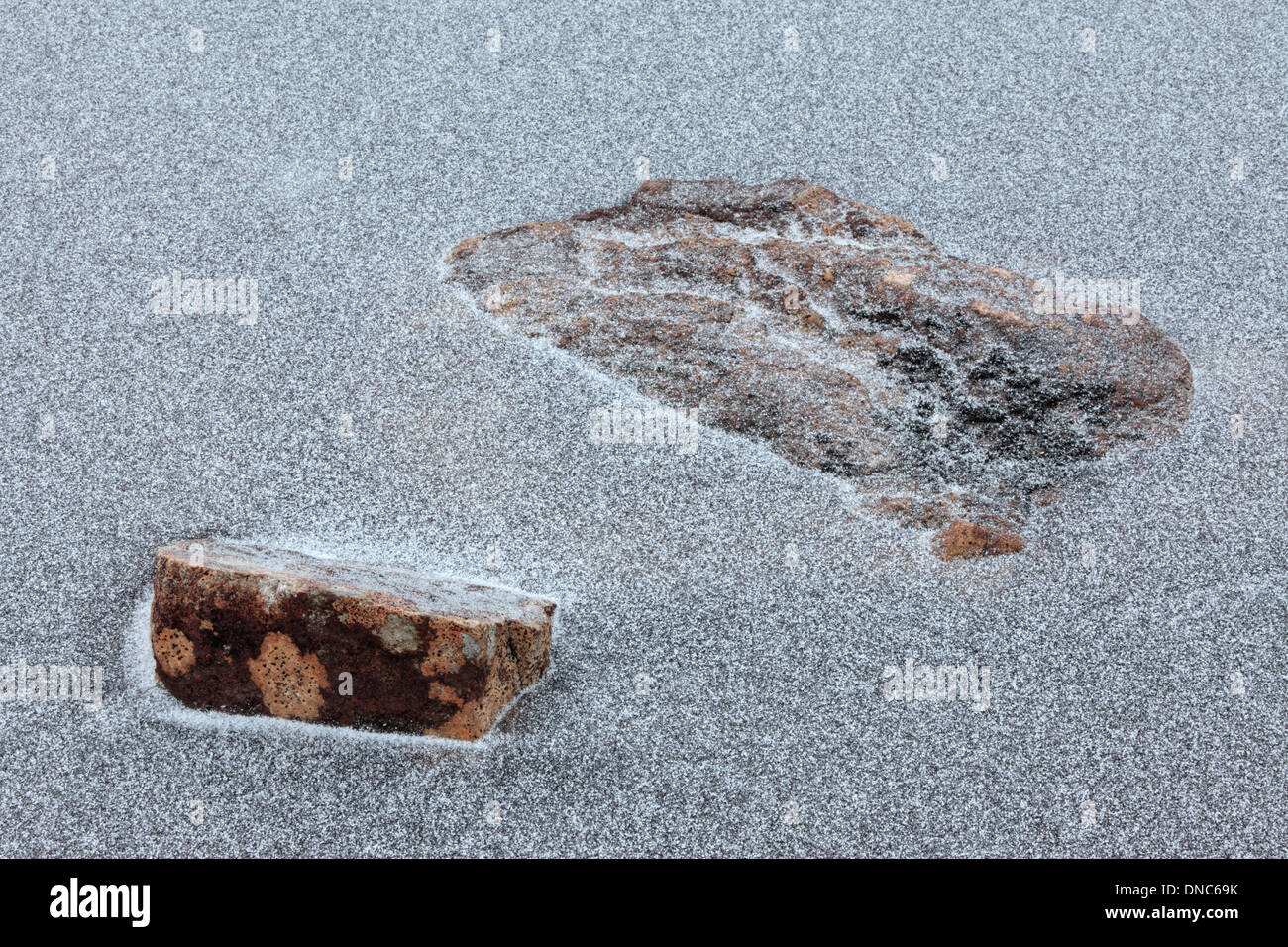 Les rochers de granit gelé dans la glace sur Rannoch Moor dans les Highlands d'Ecosse Banque D'Images