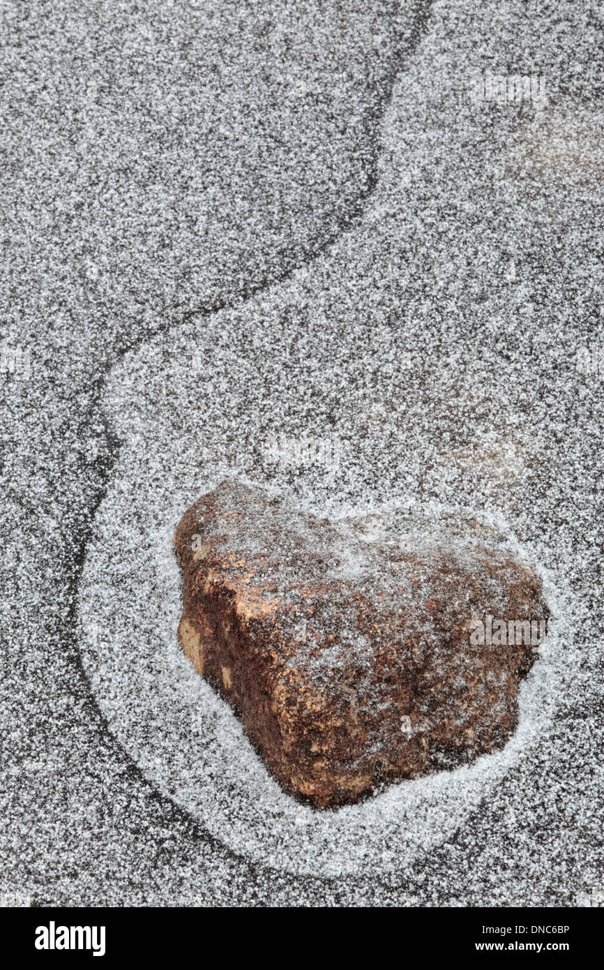 Bloc de granite congelé dans la glace sur Rannoch Moor dans les Highlands d'Ecosse Banque D'Images