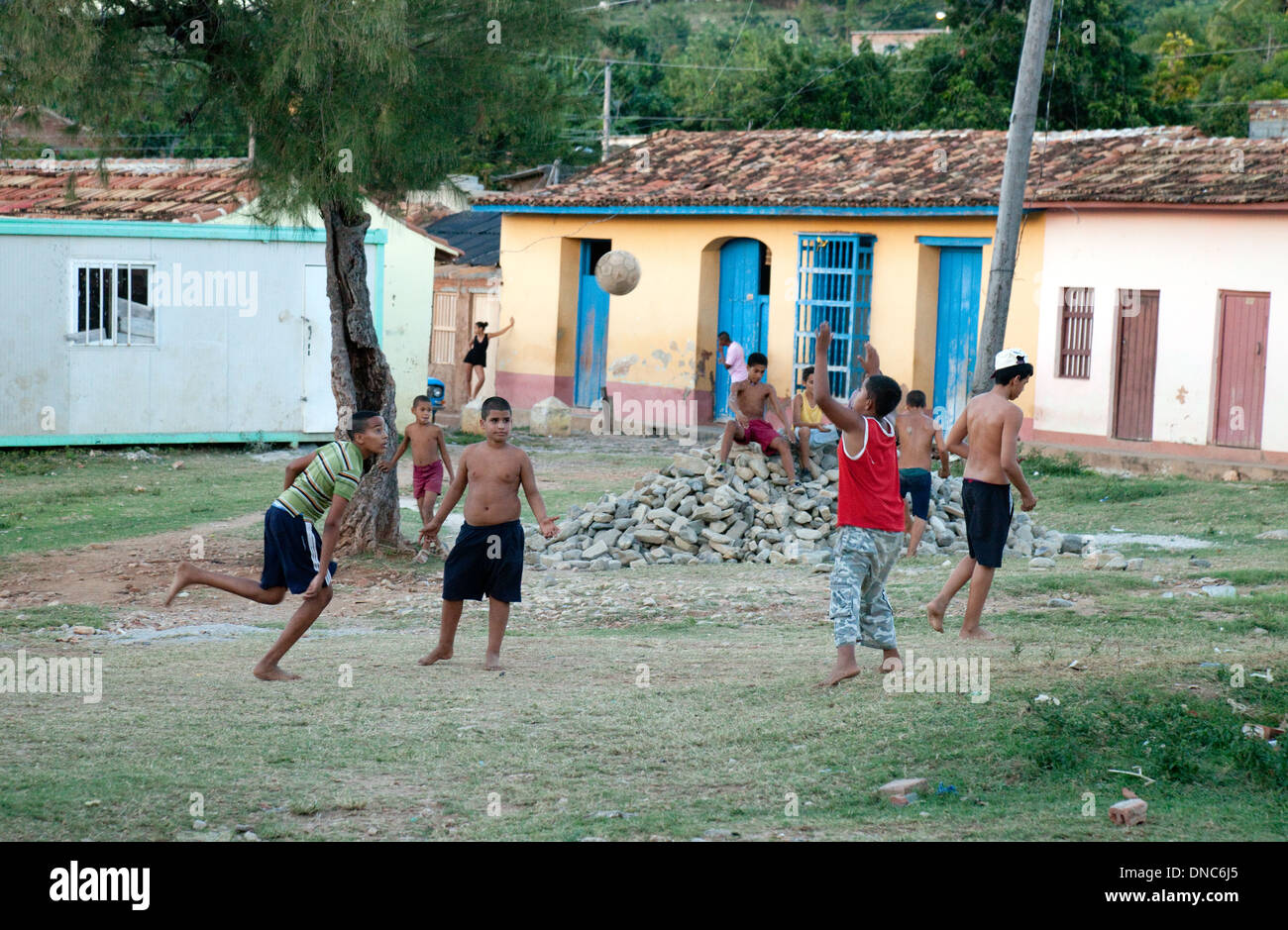 Les enfants jouent au football football , Trinidad, Cuba Caraïbes Amérique Latine Banque D'Images