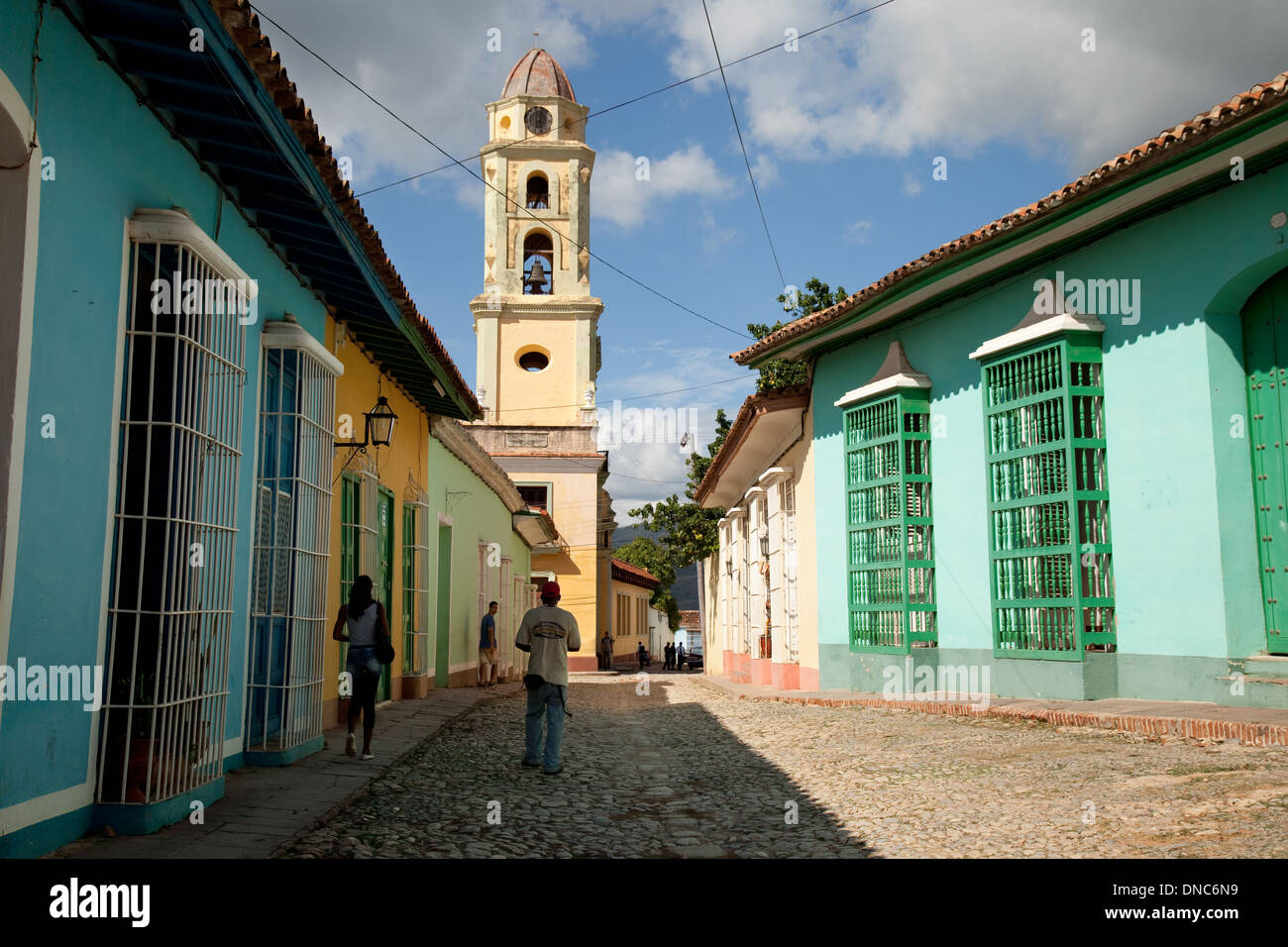 Scène de rue avec l'église du Couvent de Saint François d'Assise, Trinidad, Cuba, Caraïbes, Amérique Latine Banque D'Images