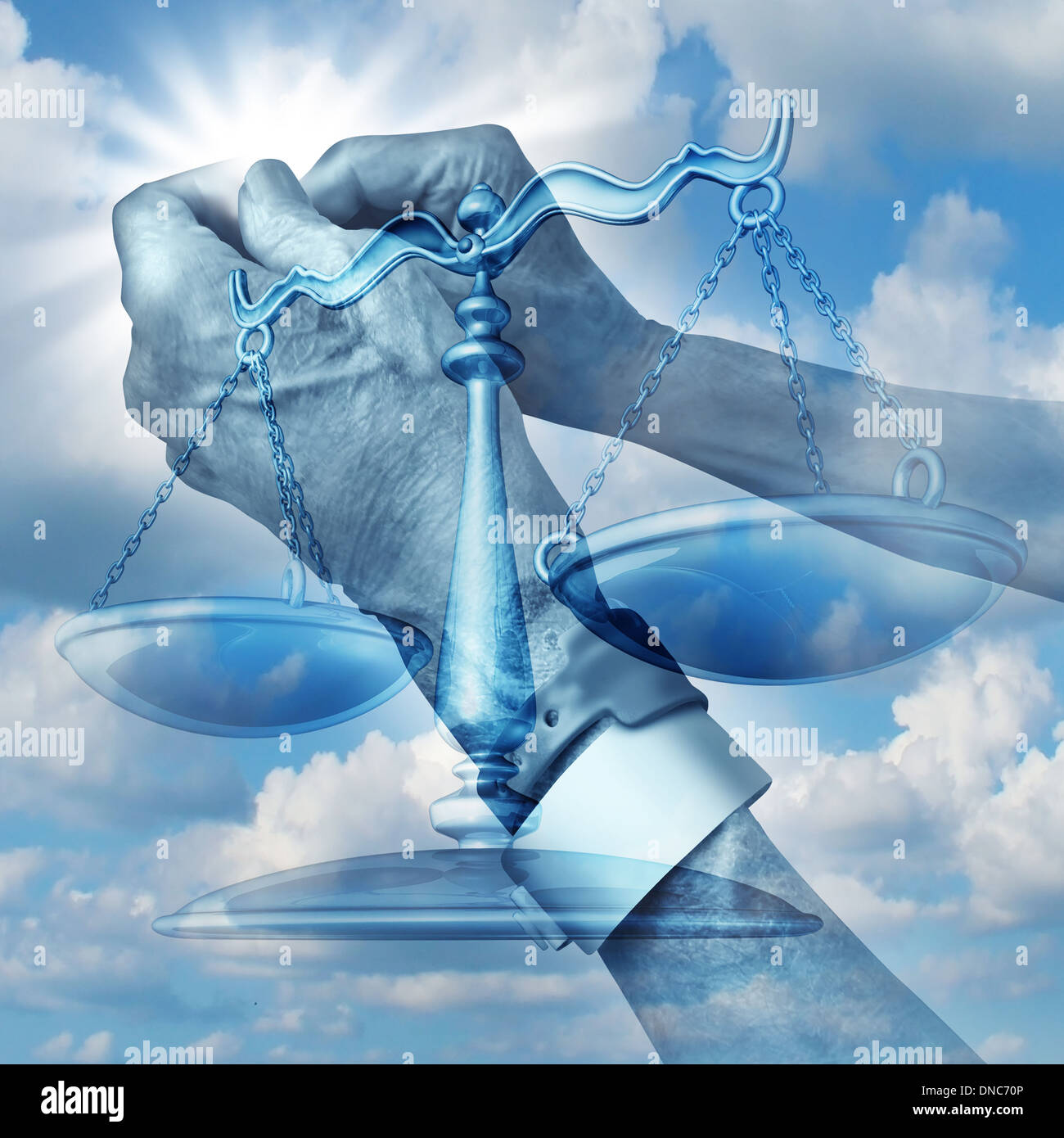 Soins de santé avec le concept de justice serra les mains d'un patient à l'hôpital des personnes âgées portant des étiquettes de poignet du bras avec les échelles de l'égalité pour les droits du patient sur un ciel bleu comme un symbole de la loi médicale en ce qui concerne l'abus et la négligence. Banque D'Images