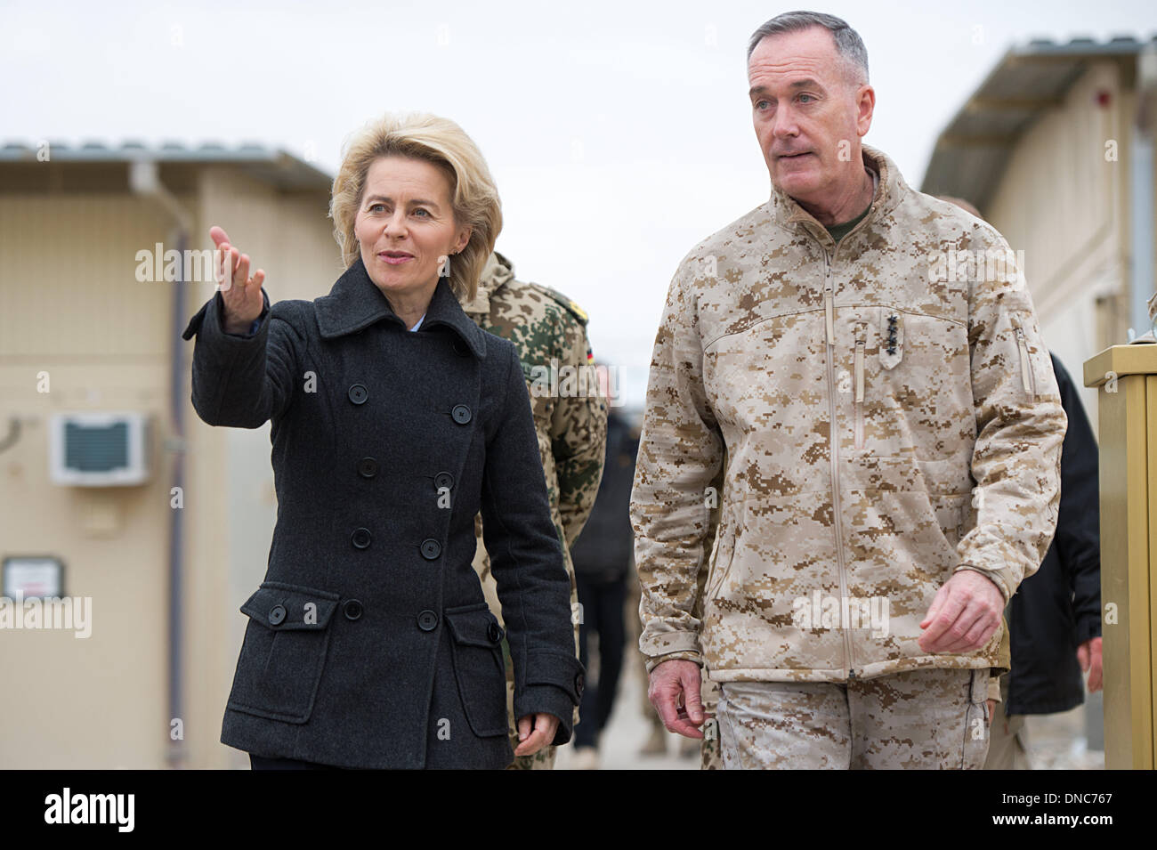 Mazar-e Sharif, en Afghanistan. Dec 22, 2013. Nouveau ministre allemand de la défense, Ursula von der Leyen nous parle le général Joseph Dunford, Commandant suprême des troupes de la FIAS, en tant qu'elle visite les troupes allemandes au Camp Marmal à Mazar-e Sharif, Afghanistan, le 22 décembre 2013. La visite a eu lieu qu'à l'OTAN et les autorités afghanes ont commencé à élaborer des plans de coopération après retrait des troupes. Photo : MAURIZIO GAMBARINI/dpa/Alamy Live News Banque D'Images