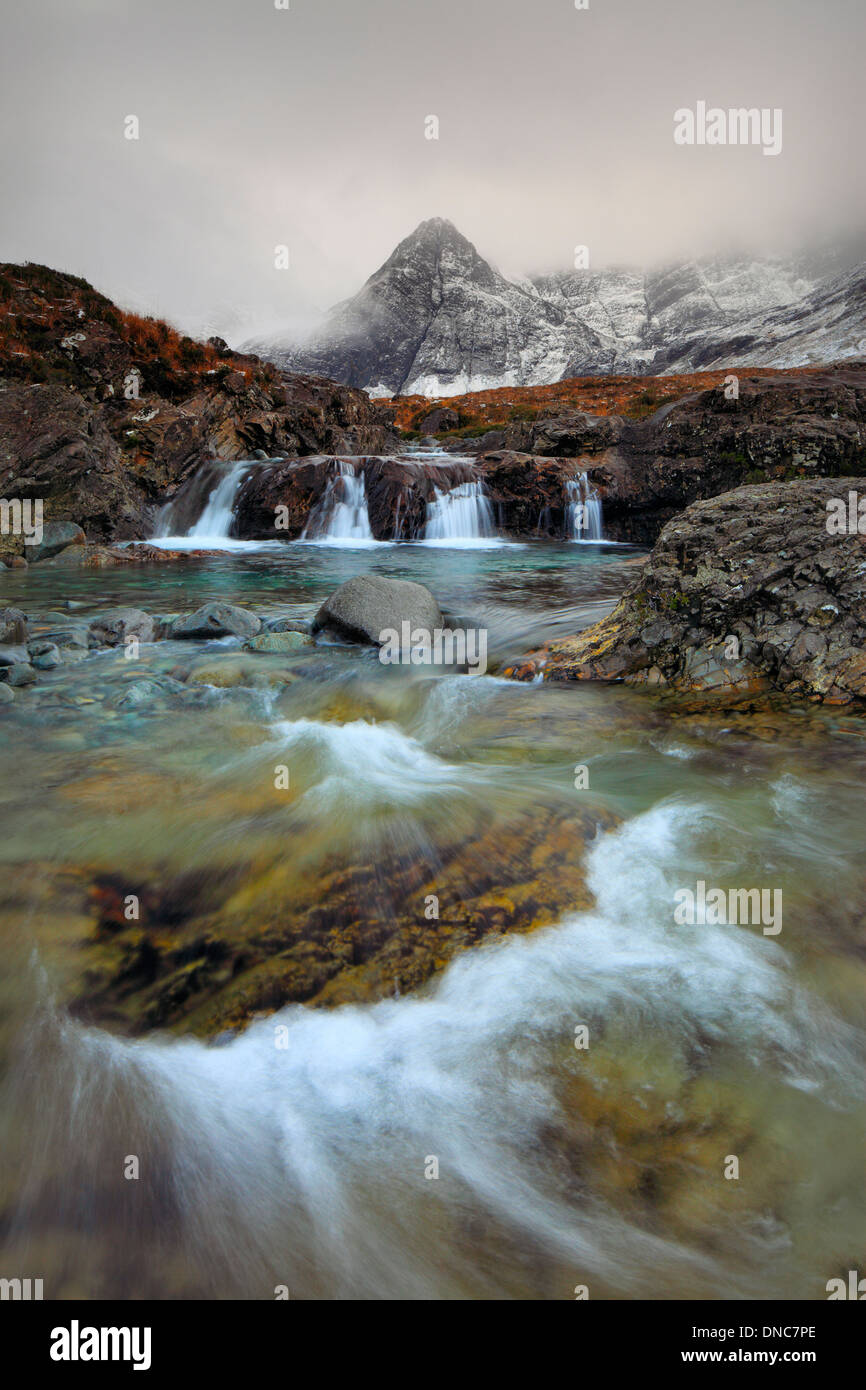 Piscines fée en hiver dans la région de Glen cassantes sur l'île de Skye en Ecosse Banque D'Images