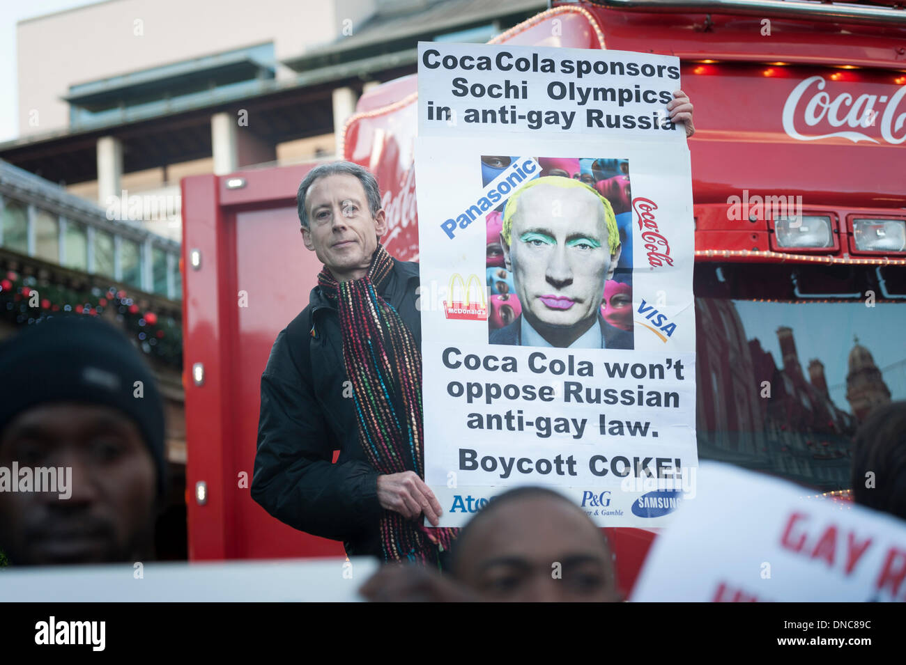 Covent Garden, Londres, Royaume-Uni. Dec 22, 2013. Les protestataires obèse dirigé par activiste des droits de l'homme Peter Tatchell a démontré dans un paniers de Covent Garden, Londres. Le groupe est contre Coco Cola parrainage officiel des Jeux Olympiques d'hiver qui aura lieu à Sotchi sur la toile de Poutine, les lois anti-gay Crédit : Lee Thomas/Alamy Live News Banque D'Images