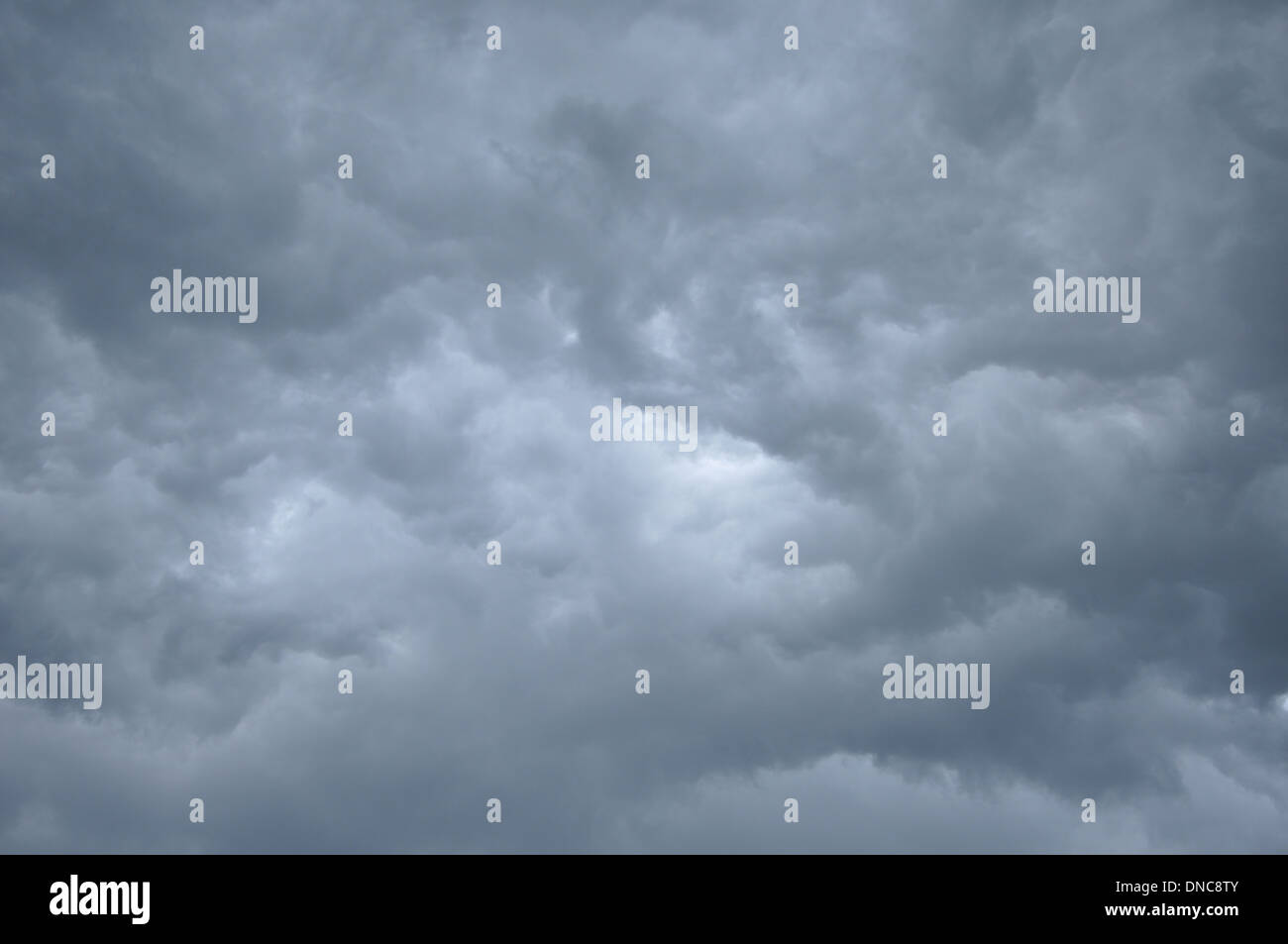 Dark storm ciel avec patch lumière dans le centre Banque D'Images