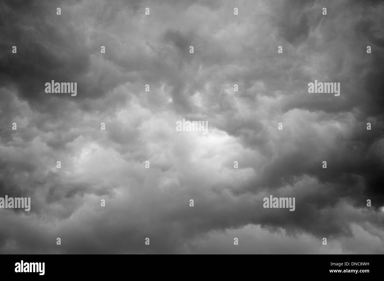 Dark storm ciel avec patch lumière dans le centre Banque D'Images