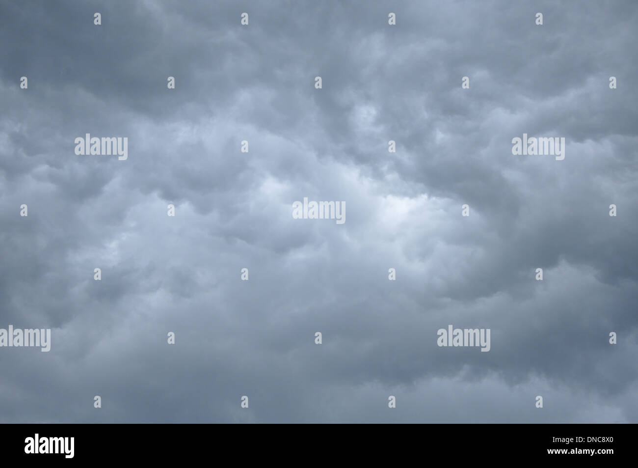 Dark storm ciel avec patch lumière dans le centre Banque D'Images