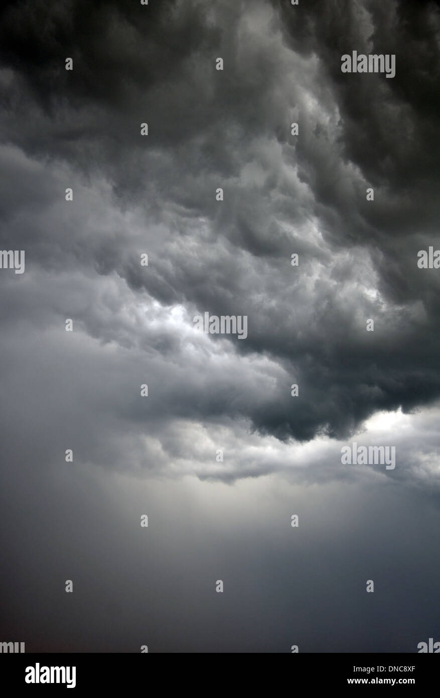 Dark storm sky orientée verticale Banque D'Images