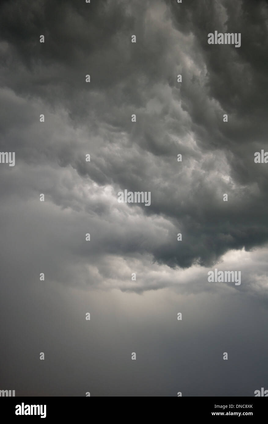 Dark storm sky orientée verticale Banque D'Images