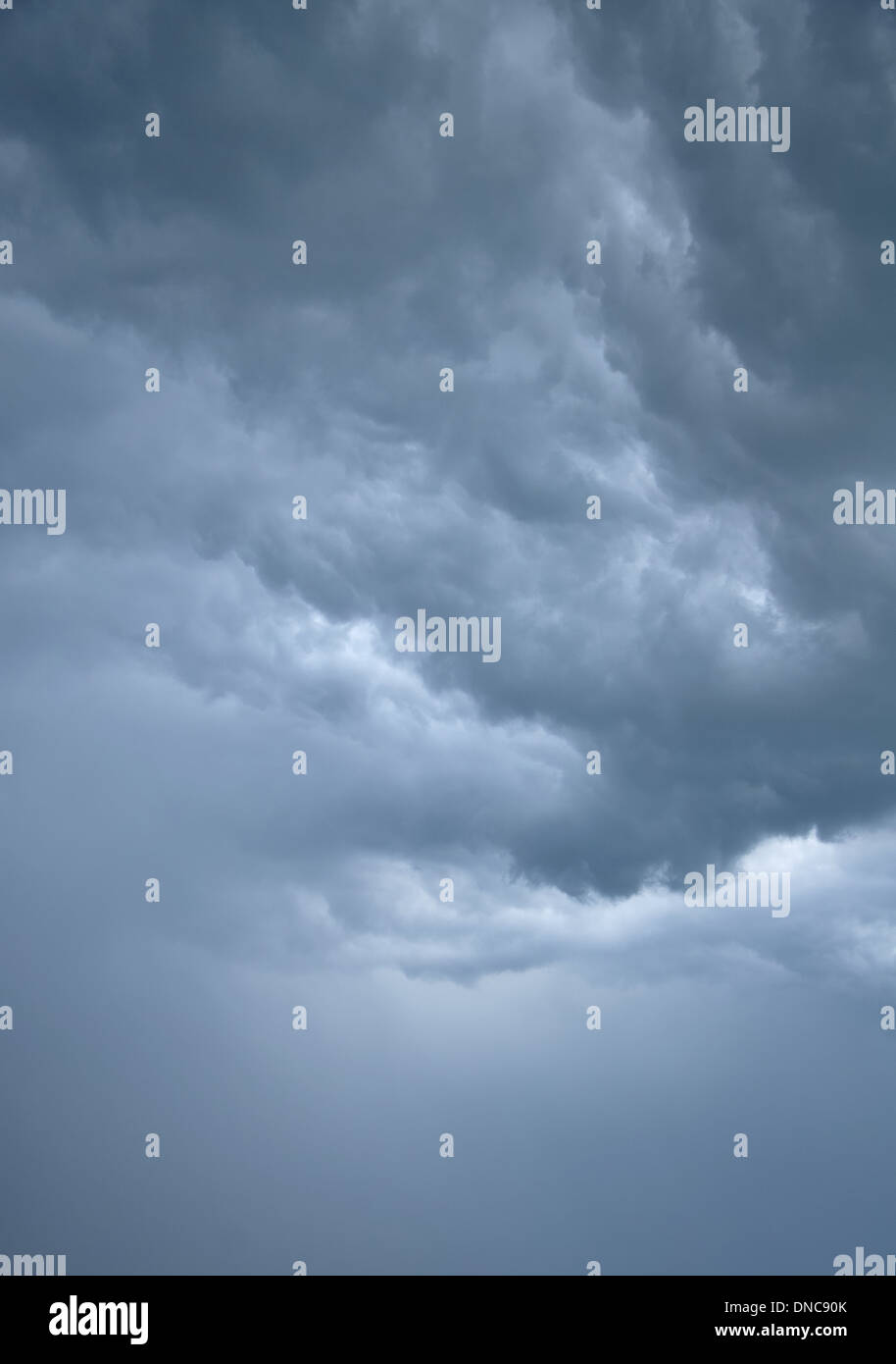 Ciel gris bleu dramatique ciel tempête Banque D'Images