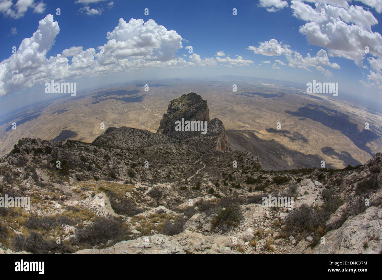 Cette vue regarde vers le bas sur le Capitan de Texas', point le plus haut pic de Guadalup., situé dans la région de Guadalup Mountains National Park. Banque D'Images