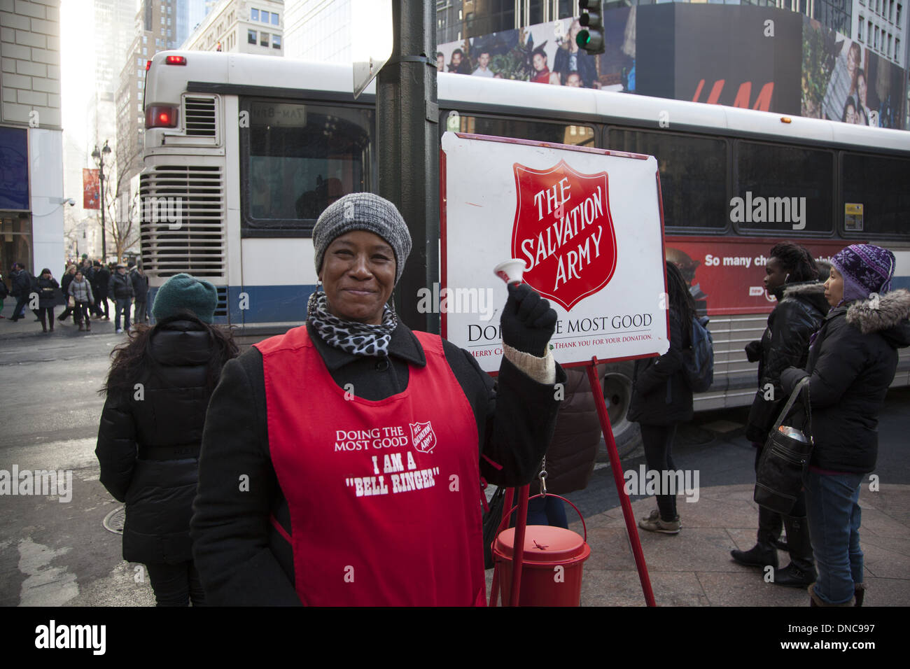 Femme bénévole recueille des fonds pour l'Armée du Salut pendant la saison de Noël à 34th Street et Broadway, New York. Banque D'Images