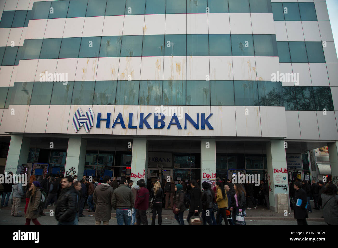 Kadikoy, Istanbul. Dec 22, 2013. La ville d'Istanbul, la collecte d'une grande démonstration multi-factioned pour exprimer les préoccupations des citoyens résidents d'Istanbul sur la destruction de leur ville scape, contre les projets de construction massive tournant la ville en un grand site en construction tout en détruisant l'environnement, ainsi que le récent scandale de corruption impliquant plusieurs ministres ont eu lieu à Kadikoy, sur la rive asiatique d'Istanbul le 22 décembre 2013. Halkbank succursale à Kadikoy, epi-centre de l'affaire de corruption est devenu une cible des manifestants, laissant des notes sur les fenêtres avec hi Banque D'Images