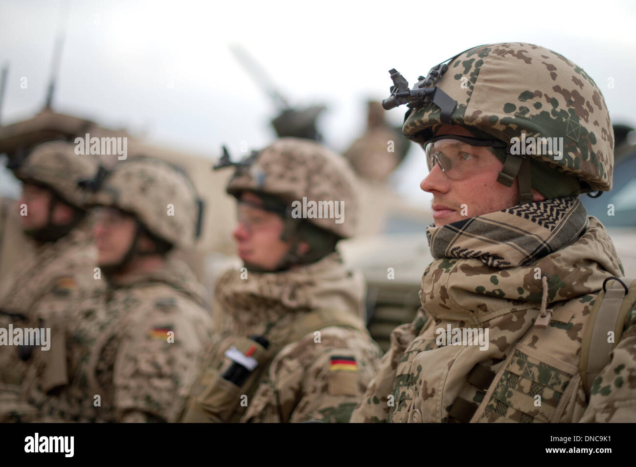 Mazar-e Sharif, en Afghanistan. Dec 22, 2013. Nouvelles attendent les soldats Le ministre allemand de la défense, Ursula von der Leyen, pour sa première visite dans les troupes allemandes dans la région de Mazar-e Sharif, Afghanistan, le 22 décembre 2013. La visite a eu lieu qu'à l'OTAN et les autorités afghanes ont commencé à élaborer des plans de coopération après retrait des troupes. Photo : MAURIZIO GAMBARINI/dpa/Alamy Live News Banque D'Images