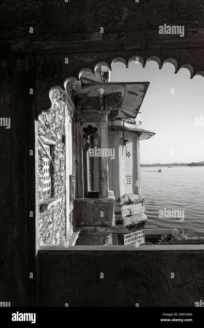L'architecture à Udaipur surplombant le lac PIchola au coucher du soleil Banque D'Images