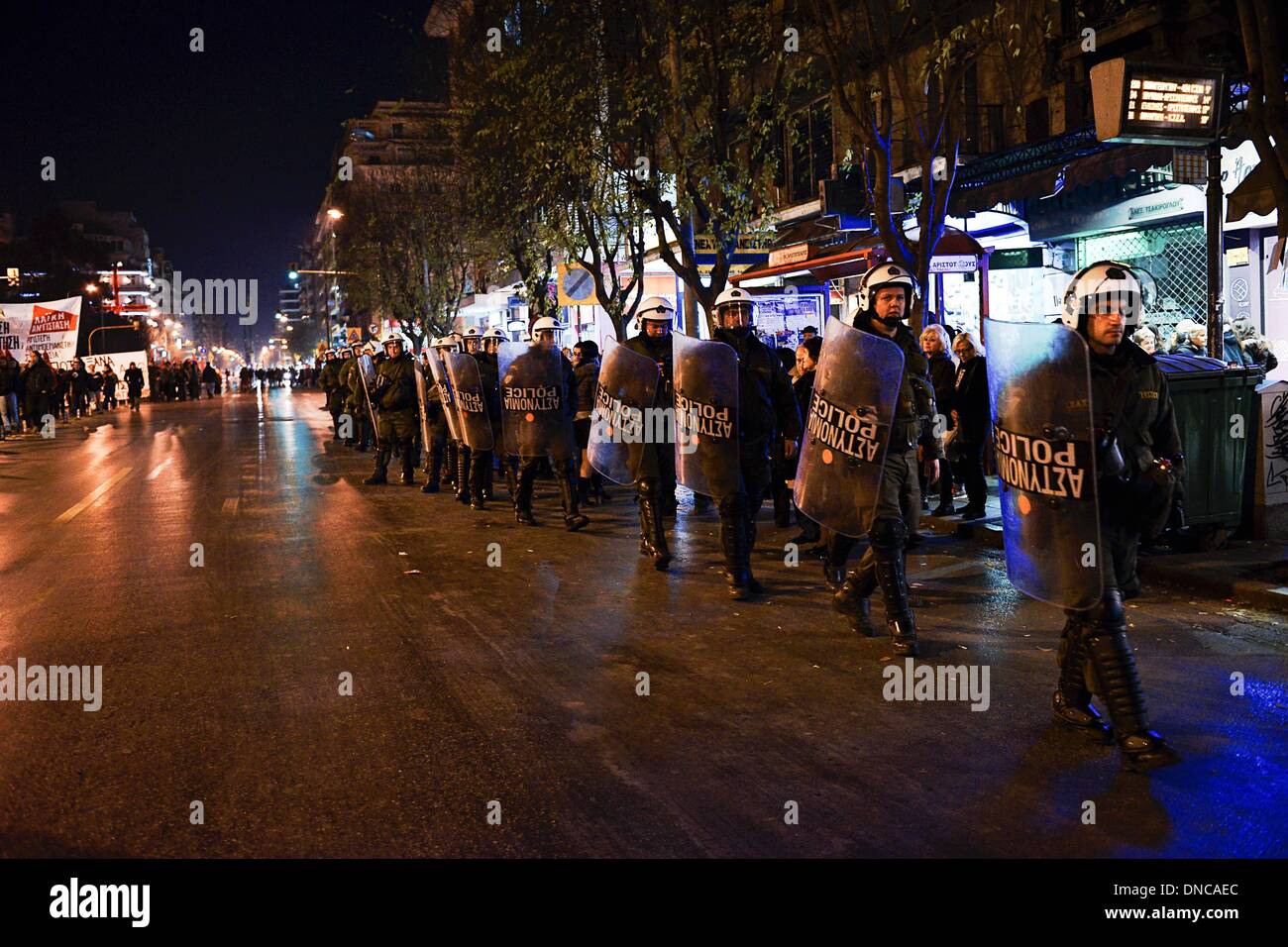 Thessalonique, Grèce. Dec 22, 2013. Les agents de police à pied aux côtés des manifestants. Les associations d'étudiants et de membres de groupes antifascistes se sont réunis aujourd'hui à Thessalonique centre afin d'empêcher une manifestation organisée par l'extrême-droite Aube dorée les membres du parti Crédit : Giannis Papanikos/NurPhoto ZUMAPRESS.com/Alamy/Live News Banque D'Images