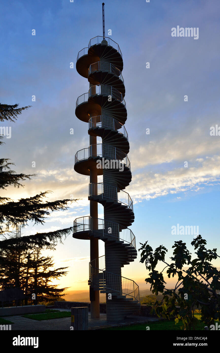 Gonjače Lookout Tower-144 escalade escaliers pour une vue incroyable sur la campagne vallonnée,Dolomites italiennes et la mer Adriatique Banque D'Images